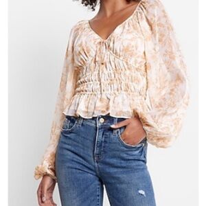 neutral floral v-neck top 🌷